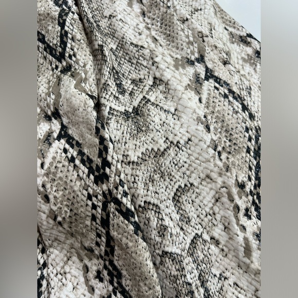 Snake print stretchy bell bottoms size small - Picture 6 of 6